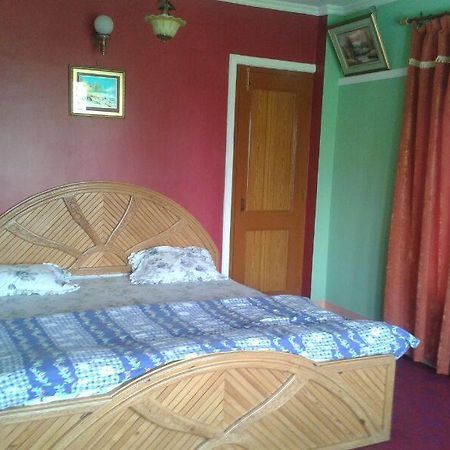 Srīnagar Asif Guest House الغرفة الصورة